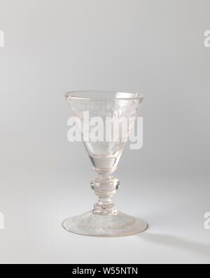 Kelch mit Vögeln und Blume und Blatt Reben, konischen Fuß. Der Stamm besteht aus einem Knoten und zwei Verbundmaterialscheiben. Trichterförmigen Kelch. Auf der Kelch, zwischen zwei durchgehende, stilisierten Blatt Reben, Vögel sind auf Gras dargestellt, zwischen Blume und Blatt Reben, durch neun Kreise getrennt. Eine kontinuierliche, stilisierten Blatt Ranke auf dem Fuß., anonym, Bohemen, C. 1700 - C. 1725, Glas, Glasbläserei, h 17,3 cm x T 11 cm Stockfoto