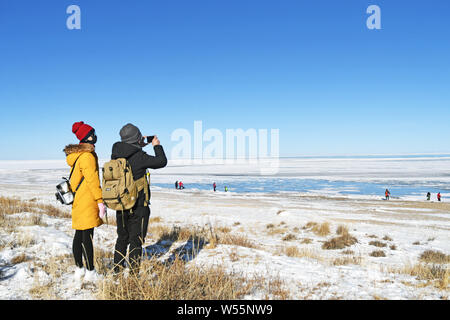 ------ Landschaft der Qinghai-see, Chinas größten inländischen Salzwassersee, im Nordwesten der chinesischen Provinz Qinghai, 31. Dezember 2018. Chinas größte Stockfoto