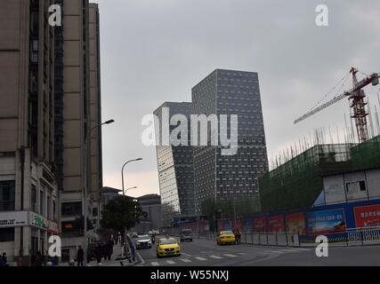 Blick auf die beiden 101 Meter hohen Gebäude schräg in einem Winkel von 15 Grad nach verschiedenen Richtungen in Chongqing, China, 12. Februar 2019 lehnte. Stockfoto