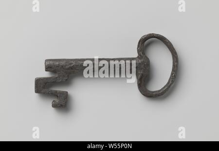 Schlüssel mit Bohnenförmigen Auge. Die V-förmige Schnitt Bart geht weiter, vorbei an der Welle., 1500-1600, Bügeleisen (Metall), l 8 cm × w 3,5 cm Stockfoto