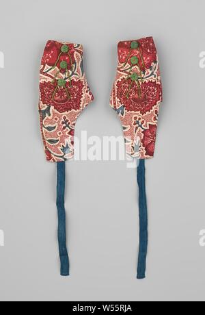 Ein paar Oversleeves, Hülse für Kinder von sitzt, dekoriert mit drei Holz- Schaltflächen, mit grüner Seide und grüne Kabel Dekoration gewickelt, Blau Leinen Band und weißem Leinen Futter, Hülse, Weiß mit farbigen Blumen und grüner Seide Tasten und Dekoration (Teil einer Friesischen kind Kostüm). Von Schiermonnikoog., anonym, Coromandelkust, C. 1750 - C. 1775, Baumwolle (Textil), Kitsch, Fusseln, Knoop, Seide, L 19 cm Stockfoto