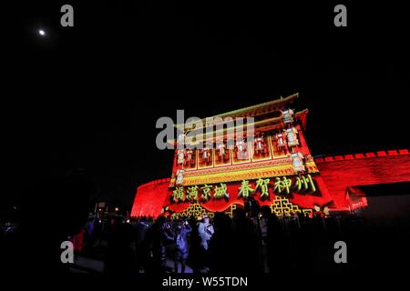 Die deshengmen Bogenschießen Tower ist von bunten Lichtern beleuchtet Laternenfest in Peking, China zu feiern, vom 18. Februar 2019. Stockfoto