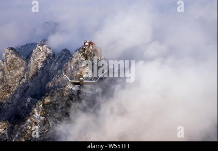 Luftaufnahme der Wudang Berge mit Schnee bedeckt in einem Meer der Wolken ein Märchenland - wie die Welt, in der bezirksfreien Stadt, der zentralen China Hubei provin zu erstellen Stockfoto