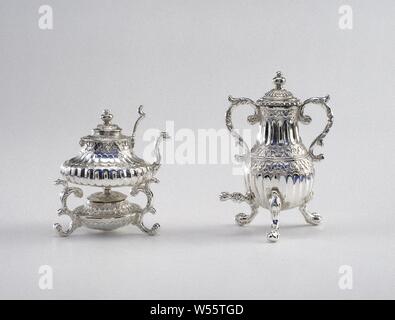 Tippen Sie auf "Kanne aus Silber mit (ursprünglich drei) Armaturen, Kanne aus Silber mit (ursprünglich drei) Zapfhähne in Form von Spewer mit Drehknöpfen, Birnenförmig - Vase mit Grunzen und Blatt frames geschmückt, mit zwei S-förmige Griffe und steht auf drei Beinen in Form von Klauen lion's, (lose Deckel) mit Grunzen., Christiaan Warenberg (zugeschrieben), Amsterdam, C. 1700 - C. 1710, silber (Metall), h 4,7 cm × 3,1 cm w Stockfoto