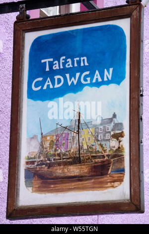 Die Tafarn y Cadwgan Pub in Aberaeron ein beliebter Badeort, Ceredigion, Wales, Großbritannien Stockfoto