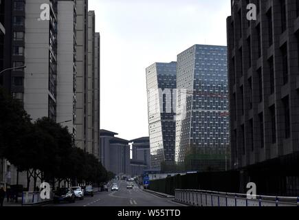 Blick auf die beiden 101 Meter hohen Gebäude schräg in einem Winkel von 15 Grad nach verschiedenen Richtungen in Chongqing, China, 12. Februar 2019 lehnte. Stockfoto