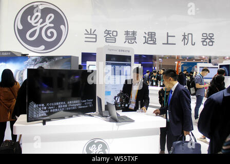 ---- Leute besuchen Sie uns am Stand der industriellen Riesen General Electric (GE) während der ersten China International Import Expo (CIIE 2018) in Shanghai. Stockfoto