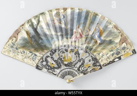 Folding Fan mit einem Blatt Papier mit Aquarell zeigt ein Bild von Hermes, mit einem ovalen weiblichen Porträt, bei drei Personen unter ihm, auf einem Perlmutt frame geschnitzt mit vergoldeten Silber, Perlmutt Rahmen mit Ventilator ring, 22 zusammenhängende Beine mit Erleichterung und rocaille Ornamenten in Silber und Gold, Pergament Blatt vorne Landschaft mit Amor und Psyche, Quecksilber mit einer Frau, Porträt, Frau, die unter dem Baum auf der Rückseite sitzen, anonym, Frankreich (möglicherweise), C. 1750, blad, montuur, waaierring, sluitpin, Schmieden, s 52 cm x L 29,5 cm Stockfoto