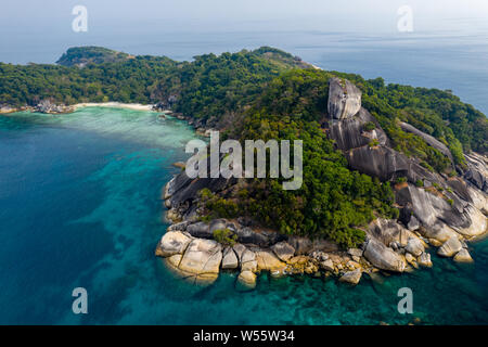 Antenne drone Blick auf einen wunderschönen tropischen Insel und Beach (South Twin, Mergui, Myanmar) Stockfoto