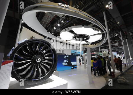 ---- Leute besuchen Sie uns am Stand der industriellen Riesen General Electric (GE) während der ersten China International Import Expo (CIIE 2018) in Shanghai. Stockfoto