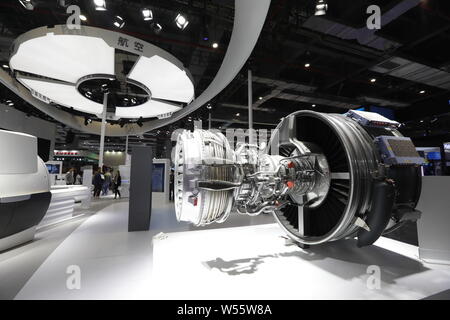 ---- Leute besuchen Sie uns am Stand der industriellen Riesen General Electric (GE) während der ersten China International Import Expo (CIIE 2018) in Shanghai. Stockfoto