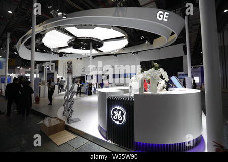 ---- Leute besuchen Sie uns am Stand der industriellen Riesen General Electric (GE) während der ersten China International Import Expo (CIIE 2018) in Shanghai. Stockfoto