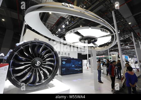 ---- Leute besuchen Sie uns am Stand der industriellen Riesen General Electric (GE) während der ersten China International Import Expo (CIIE 2018) in Shanghai. Stockfoto