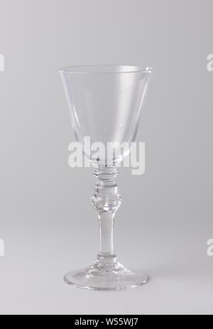 Kelch Glas mit Trichterförmigen Kelch Kelch Glas auf konischem Boden. Balustroid Trunk mit eingefügten Luftblasen. Trichterförmige Kelch am unteren abgerundet., anonym, England, C. 1750 - C. 1775, Glas, Glasbläserei, h 23,5 cm, d 8,9 cm d 10 cm Stockfoto