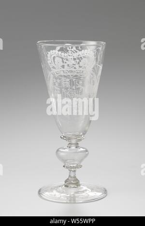 Wein Glas, Kelch mit den Armen von Willem III, Flache Unterseite mit gefalteten Rand. Kunst Elemente-förmigen Rumpf mit zwei Scheiben. Konische Tasse mit runden Boden. Die gekrönte Krone von König William III. Stadholder, durch zwei Einhörner abgenutzt ist, wird auf dem Kelch. Auf der anderen Seite die Inschrift "Gott der sanierungsarbei kingh'. Auf dem Fuß blumen Zweige, Wappen (Symbol der Souveränität), William III (Prinz von Oranien, König von England, Schottland und Irland), anonym, in oder nach 1690 - C. 1700, Glas, Glasbläserei, h 22,2 cm, d 10,0 cm, d 10,3 cm Stockfoto