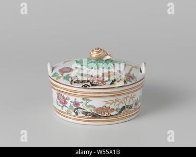 Butterdose, Butterdose mit Deckel und Schnecke wie Knospen lackiert Mehrfarbig mit Vögeln und Blumen Sprays., anonym, Delft, 1740 - 1765, h 6,5 cm x T 11,5 cm Stockfoto