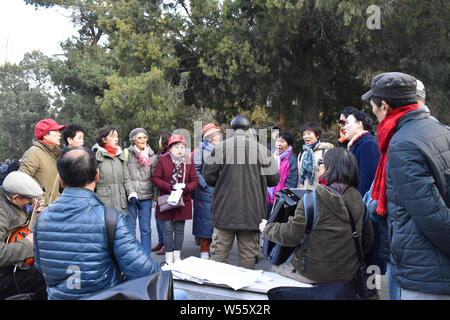 Ältere Menschen vor Ort sammeln und viel Spaß in der Jingshan Park in Peking, China, 26. November 2018. Die durchschnittliche Lebenserwartung der Bewohner von Peking Stockfoto