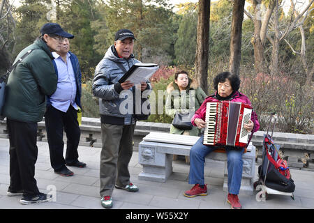 Ältere Menschen vor Ort sammeln und viel Spaß in der Jingshan Park in Peking, China, 26. November 2018. Die durchschnittliche Lebenserwartung der Bewohner von Peking Stockfoto