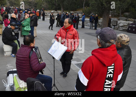 Ältere Menschen vor Ort sammeln und viel Spaß in der Jingshan Park in Peking, China, 26. November 2018. Die durchschnittliche Lebenserwartung der Bewohner von Peking Stockfoto