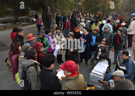 Ältere Menschen vor Ort sammeln und viel Spaß in der Jingshan Park in Peking, China, 26. November 2018. Die durchschnittliche Lebenserwartung der Bewohner von Peking Stockfoto