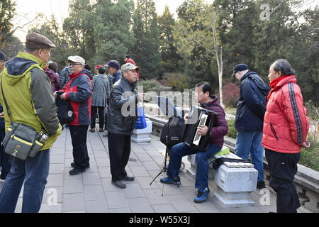 Ältere Menschen vor Ort sammeln und viel Spaß in der Jingshan Park in Peking, China, 26. November 2018. Die durchschnittliche Lebenserwartung der Bewohner von Peking Stockfoto