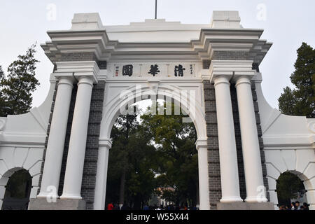 ---- Blick auf die symbolische Zweite Tor von der Tsinghua Universität in Peking, China, 20. Oktober 2018. Der langjährige Leiter der nationalen Universität von Singapur Stockfoto