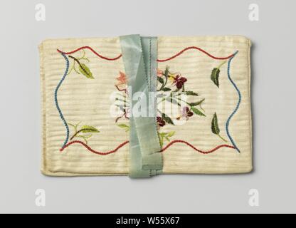 Schreiben Beutel in einem flachen, rechteckigen Design, der weisse Baumwolle mit gewebten Streifen, mit bunten Blumen seiden stickerei verziert, mit GMH die Initialen "', 'Souvenir d'Amitie' und '1799' auf der Innenseite, der weisse Baumwolle mit gewebten Streifen, mit bunten Blumen seiden stickerei verziert. Auf der einen Seite einen Blumenstrauß mit Geigen und rosa Tulpen in einer verwinkelten Gasse von roten und blauen Seide, auf der anderen Seite fünf verschiedene Zweige mit Blumen, vier in den Ecken und in der Mitte. Innen, zwei bestickte Medaillons mit rosa Schleifchen und grüne Zweige. In der linken Medaillon GMH die Initialen " Stockfoto