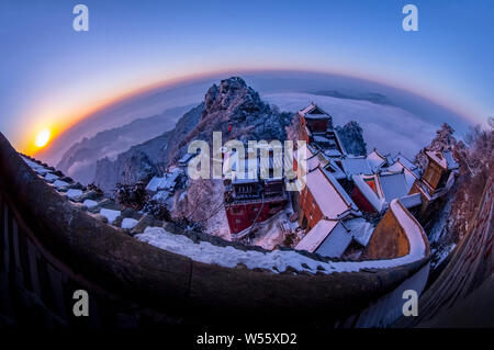 Eine Luftaufnahme der Mauerten die Verbotene Stadt auf der Tianzhu Peak (Sky Säule Peak), auch als Golden Peak bekannt, im Schnee in die wudang Berge Stockfoto