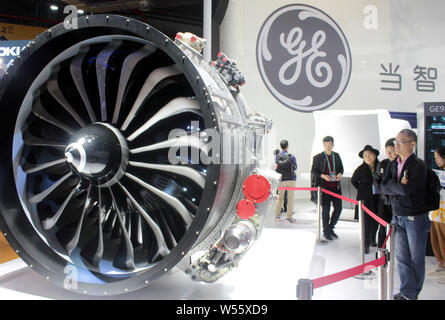 ---- Leute besuchen Sie uns am Stand der industriellen Riesen General Electric (GE) während der ersten China International Import Expo (CIIE 2018) in Shanghai. Stockfoto