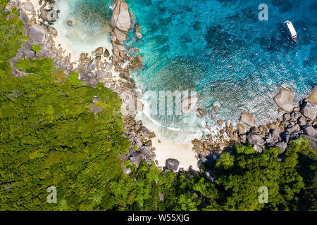 Luftaufnahme von einer kleinen Bucht auf einer wunderschönen tropischen Insel mit Korallenriff und Granitfelsen Stockfoto