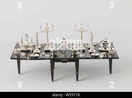 Kastanie Vase, Ei-förmigen Kastanie Vase auf einem quadratischen Sockel. Die beiden Griffe sind rechteckig an der Oberseite und gebogene an der Unterseite. Die Vase ist vertikal gerillt. Der gewölbte Deckel ist nicht gerillt. Die Knospe der Deckel wird durch ein Bündel von Blumen gebildet. Girlanden sind auf dem Fuß eingraviert. Die Kastanie Vase ist markiert: stk. = Amsterdam, jrl. = G (1791) und Mt. = Hendrik Duller, Hendrik Duller, Amsterdam, 1789, silber (Metall), h 5,7 cm × w 3,9 cm Stockfoto