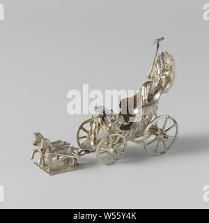 Triumphwagen oder Freiheit, Triumphal Auto (shell model) auf vier Rädern. Die Seitenwände sind mit lobe Ornamenten verziert. Im Auto sitzt eine Frau mit einem Hut auf dem Stick in der rechten Hand (Zeichen der Freiheit). Es ist ein Amor in der Fahrzeugfront. Der Wagen wird von zwei Pferde stehen auf einer rechteckigen Platte gezogen (die Pferde sind wahrscheinlich nicht im Lieferumfang enthalten). Das Bild ist markiert: Maker's Mark und drei mal eine Axt, Freiheit, Freiheit, "Libertà" (Ripa), Chariot, triumphal Auto, Michiel Maenbeeck (zugeschrieben), Amsterdam, C. 1666 - C. 1682, silber (Metall), l 9,7 cm x H 7,4 cm × w4 cm × w 71.63 Stockfoto