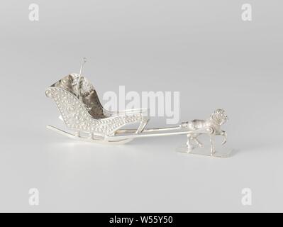 Pferdeschlittenfahrten Mit dem Pferdeschlitten gezogen. Die pferdeschlitten ist mit Blättern geprägt und Prägung auf der Rückseite mit einem gekrönten Haupt in der Entlastung. Ein Mann sitzt im Schlitten mit einer Peitsche in der rechten Hand. Das Pferd steht auf einem länglichen Platte. Gekennzeichnet, Pferdeschlitten, Willem van Strant, Amsterdam, 1737, silber (Metall), L 11,2 cm x B 3,2 cm x H 4,8 cm × w 54.23 Stockfoto