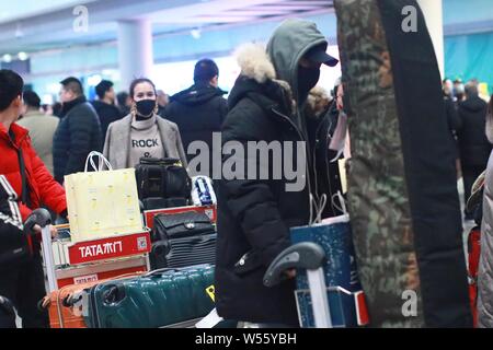 Chinesisch-amerikanische Schauspielerin Celina Jade, Links, und Chinesische Sänger und Schauspieler Han Geng sind dargestellt in der Beijing Capital International Flughafen in Peking Stockfoto