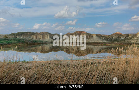 Schönen Felsen mit Spiegelbild im Wasser gegen den Himmel in Spanien Stockfoto