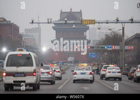 Autos fahren auf der Straße in schweren Smog in Taiyuan, China im Norden der Provinz Shanxi, 26. Februar 2019. Stockfoto