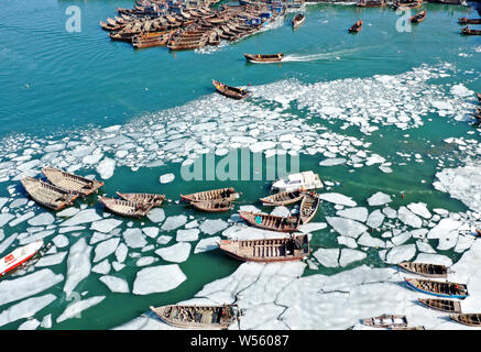 Luftaufnahme von massiven Angeln Schiffe und Boote auf dem gefrorenen Wasser von Bohai Meer in Dalian City gefangen, im Nordosten der chinesischen Provinz Liaoning, 14 Februa Stockfoto