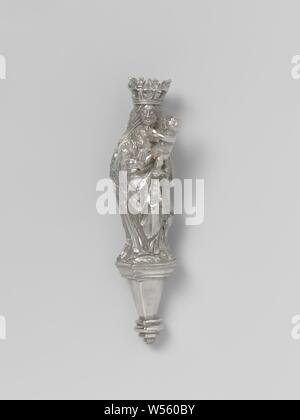 Skulptur auf cast Silber Konsole, mit der Darstellung eines gekrönte Madonna mit Kind, die gekrönte Madonna mit Kind. Von hinten 2 Vorsprünge es an ein Objekt zu befestigen., anonym, Nördliche Niederlande (möglicherweise), C. 1480 - C. 1500, silber (Metall), h 5,5 cm × w 23,0 Stockfoto