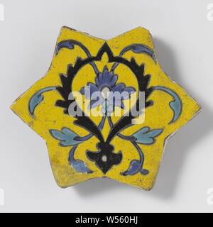 Satr-förmige Fliese mit floralen blättert, sternförmige Fliese von Viertel - fritware mit floralen, blättert in Schwarz, Blau und Türkis auf gelbem Hintergrund eingerichtet., anonym, Iran, C. 1600 - C. 1699, Steingut, Glasur, Verglasung, h 2,4 cm x T 18 cm Stockfoto