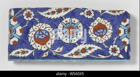 Fliesen mit Blumenmotiven blättert, Fliesen von Quarz Fritteuse mit Leitung mit Blume Reben in Blau, Türkis, Rot und Schwarz gehalten unter transparenten führen-glasur. Iznik., anonym, Iznik, C. 1550 - C. 1599, Steingut, Glasur, Verglasung, t 2 cm x L 30,1 cm x W 13,4 cm Stockfoto