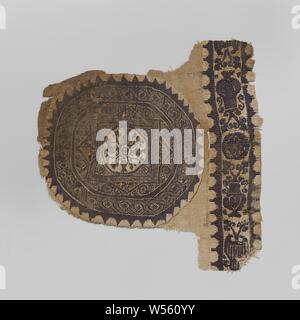Fabric Fragment mit clavus und orbiculus, Naturfarben Leinen Stoff Fragment mit eingewebten clavus und Angenähten orbiculus in dunklem Violett. Die orbiculus hat eine zentrale zentrale Motiv mit vier Vasen und Blatt Reben, durch acht - Stern umgeben. Dies ist von einem Kreis umgeben und einen größeren Kreis mit einem kontinuierlichen flechten Muster. All dies in Flying wire Technologie. Das Ganze mit einer gezahnten Rand umgeben. Der clavus hat einen Rand mit einem Zahnriemen Rahmen, in dem die Dekoration von Blumenvasen, Medaillons und Blatt arbeiten, deren Details auch hier in Flying wire Technologie sind. Stockfoto