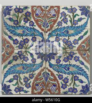 Tile Panel von vier Kacheln mit einer kohärenten Muster von palmetten, Blattformen und Blumen, Blattformen und Blumen geschmückt. Eine palmetblad auf jeder Kachel. Zusammen mit vier, diese türkis blau Palmetten bilden den Rahmen, innerhalb dessen eine große rote - gezahntes Blatt als das Herzstück angeordnet ist. Die palmetten und lässt sich mit blume Formen, Tulpen, Rosette-förmige kleine Blüten und Blätter. Die weiße Erde zeigt eine Zeichnung von blauen Rosette - geformte kleine Blumen sprießen von kontinuierlichen stammt. Das Ganze in dunklen und helleres Blau, Nuance Ultramarin, Türkis Blau und Rot auf Weiß Stockfoto