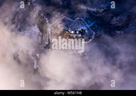 Luftaufnahme der Wudang Berge mit Schnee bedeckt in einem Meer der Wolken ein Märchenland - wie die Welt, in der bezirksfreien Stadt, der zentralen China Hubei provin zu erstellen Stockfoto