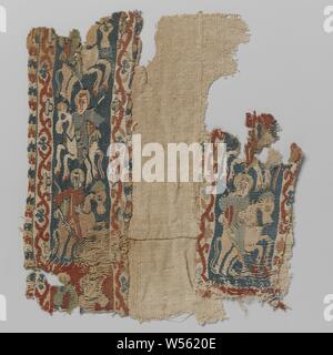 Fabric Fragment mit zwei clavi, Leinen Fragment mit Zwei aufgenähte Mehrfarbig (Blau, Rot, Hellblau, Rosa, Grün, Gelb, Hellgrün und Ocker) clavi mit einem dunklen Blau oder Rot, abwechselnd nach links und rechts Pferde mit Reiter. Diese haben eine Lanze in der Hand und ein Halo um den Kopf. Die clavi sind mit natürlichen - farbige Kanten mit einem roten schlanke Motiv mit Blätter auf der einen Seite und einem schmalen Rand mit aufeinander folgenden blauen, gelben und roten Motiven getrimmt., anonym, Egypte, C. 600-C. 799, ketting en inslag, inslag, Nähen, h 27,5 cm x W 23,8 cm Stockfoto