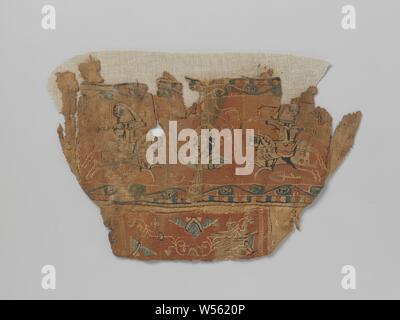 Fragment einer Hülse, Naturfarben Fragment einer Hülse mit Zwei aufgenähte Schmuckrahmen. Die obere mit einer Dekoration auf rotem Grund von zwei Pferden zueinander mit bogenschützen Rückwärts suchen, mit einem Medaillon mit einem Kopf mit Nimbus. Oben und unten ist eine Grenze der Plätze in Rot, Orange, Blau und natürliche Farbe und eine wellenförmige Muster mit stilisierten Blätter in dunkel Grün, Orange und Blau. Die untere Fragment hat eine feine Ranke Motiv in natürlichen, dunkelblau, hellblau, grün und gelb. Oben in der Mitte und unten links und rechts sind dreieckig mit stilisierten Motiven Stockfoto