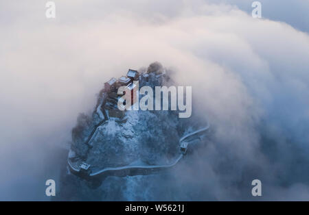 Luftaufnahme der Wudang Berge mit Schnee bedeckt in einem Meer der Wolken ein Märchenland - wie die Welt, in der bezirksfreien Stadt, der zentralen China Hubei provin zu erstellen Stockfoto