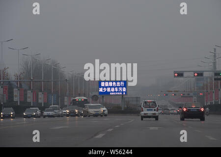 Autos fahren auf der Straße in schweren Smog in Taiyuan, China im Norden der Provinz Shanxi, 26. Februar 2019. Stockfoto