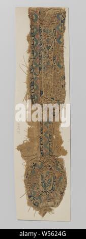 Fabric Fragment mit clavus und Sigillum, Naturfarben Leinen Stoff Fragment mit Angenähten clavus und Sigillum, mit Blumen- und Blattmotiven dekoriert und mit einer Grenze mit geometrischen Verzierungen in Grün, Rot, hell und dunkel Blau und Gelb umgeben., anonym, Egypte, C. 500-C. 699, ketting en Drager, inslag, Tapisserie, h 9,2 cm × W 39 cm Stockfoto