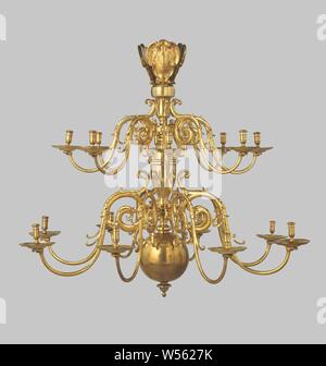 Zwei - Höhe Kerze Krone mit acht Arme und drei Schilde. Das Objekt besteht aus einem runden schmiedeeisernen Stange, ein Bügeleisen Splint und die folgende Besetzung und dann bearbeiteten Teile auf einer Drehbank: Die hängenden Ring, die stammzellen Teil mit oberen stand Ring, Marmor-baluster, den Stamm mit den unteren Ring stehen, in die Sphäre der Schaltfläche, drei Schilde, zwei mal acht Arme mit entsprechenden Fett Traps, Kerzenhalter und Stifte., anonym, Norden der Niederlande, 1630, Messing (Legierung), Eisen (Metall), Schmieden, H 138,0 cm × d 157,0 cm × W × w 166,0 kg 122,0 kg Stockfoto