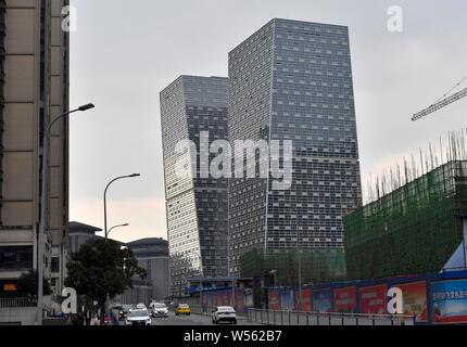 Blick auf die beiden 101 Meter hohen Gebäude schräg in einem Winkel von 15 Grad nach verschiedenen Richtungen in Chongqing, China, 12. Februar 2019 lehnte. Stockfoto